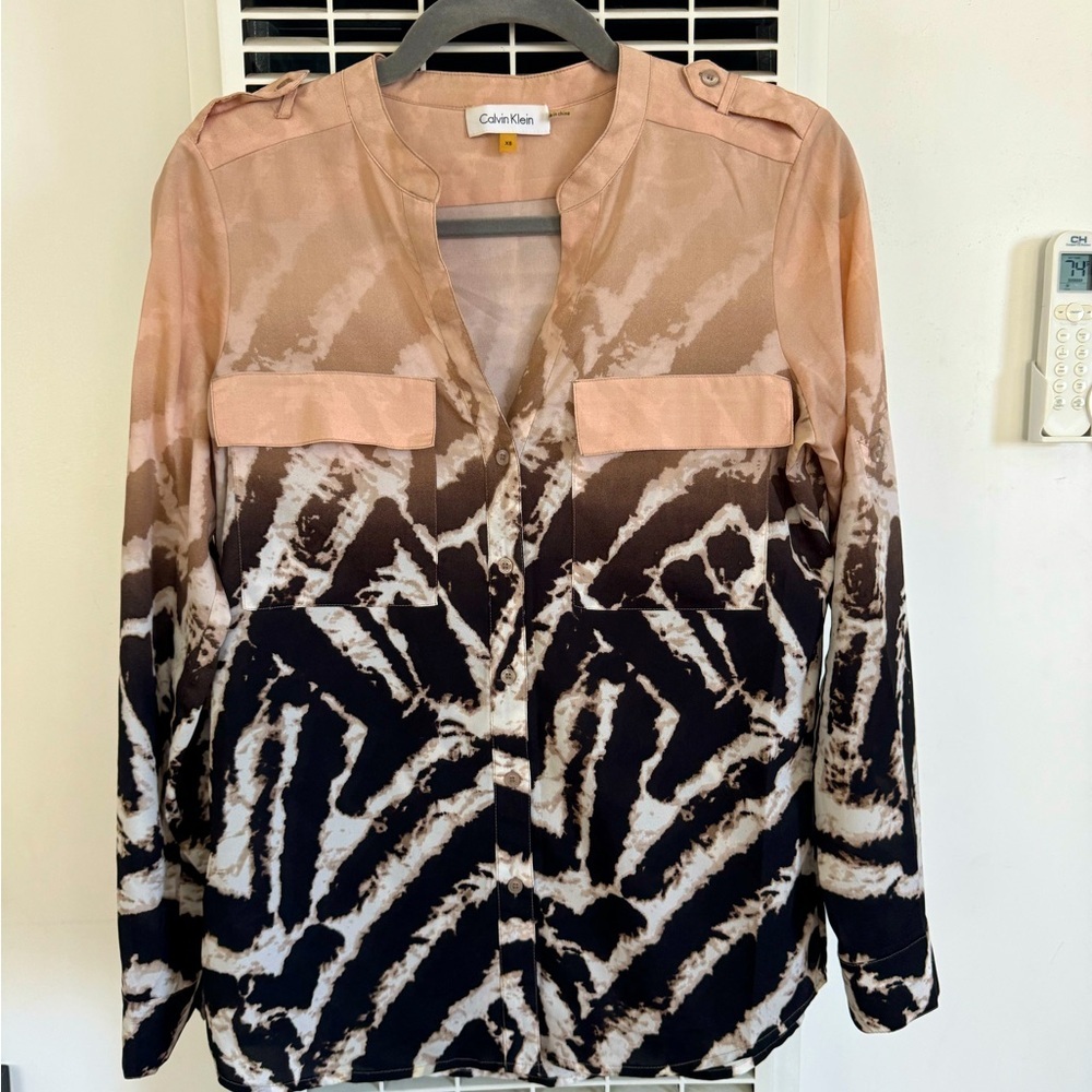 Like-new Calvin Klein relaxed fit button down shirt